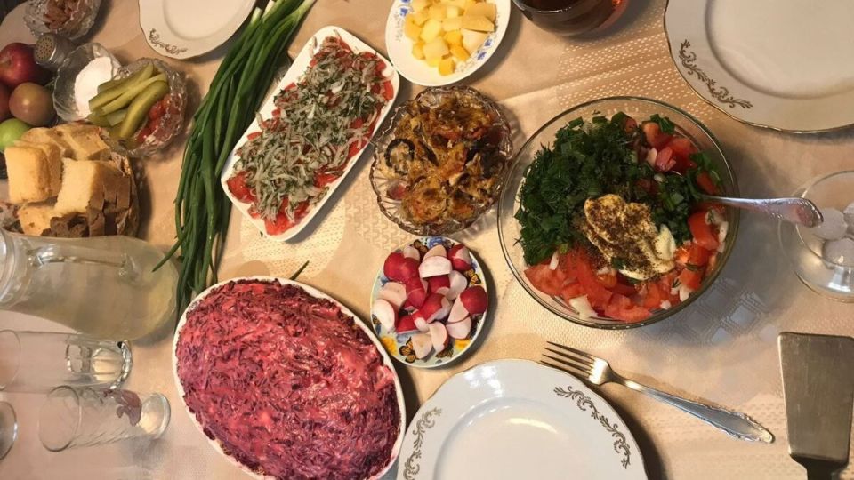 Как накрыть шикарный праздничный стол без больших затрат: секреты от опытной хозяйки