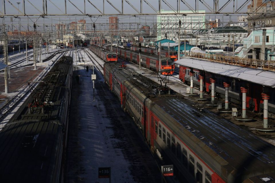 Забытые зубные протезы и медаль вернули на вокзалах новосибирцам