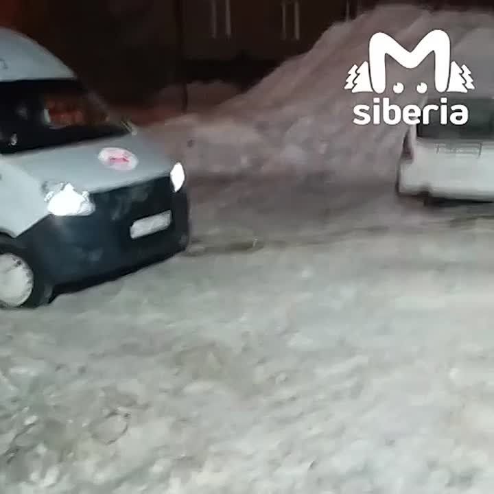 Скорые застревают у станции на Перевозчикова в Новосибирске