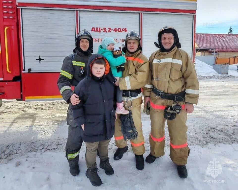 В Бердске спасатели МЧС России предотвратили опасность и поддержали маленькую девочку