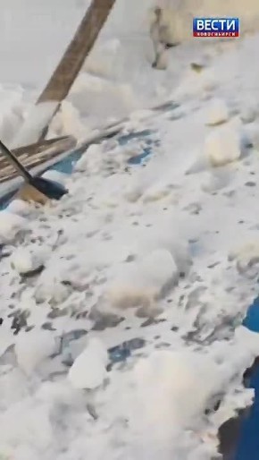 Недешёвый сход. В Новосибирске припаркованную около дома машину повредила масса слежавшегося снега, которая свалилась с кровли здания