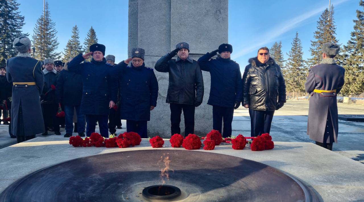 На Монументе Славы в городе Новосибирске состоялась церемония возложения цветов к Вечному огню