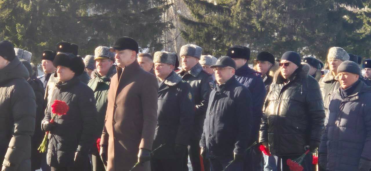 На Монументе Славы в городе Новосибирске состоялась церемония возложения цветов к Вечному огню На Монументе Славы в городе Новосибирске состоялась церемония возложения цветов к Вечному огню