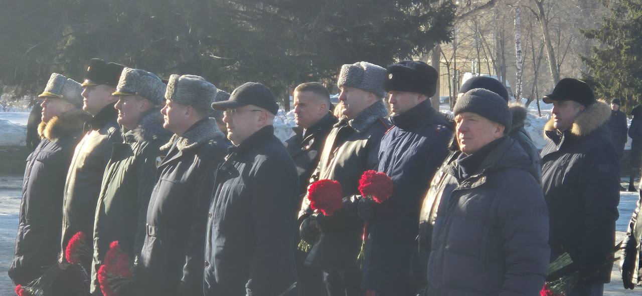 На Монументе Славы в городе Новосибирске состоялась церемония возложения цветов к Вечному огню На Монументе Славы в городе Новосибирске состоялась церемония возложения цветов к Вечному огню