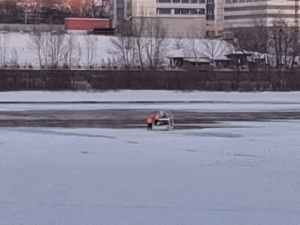 Следователи следственного управления СК России по Новосибирской области устанавливают обстоятельства падения ребенка в воду в городе Новосибирске Следователи следственного управления СК России по Новосибирской области устанавливают обстоятельства падения ребенка в воду в городе Новосибирске