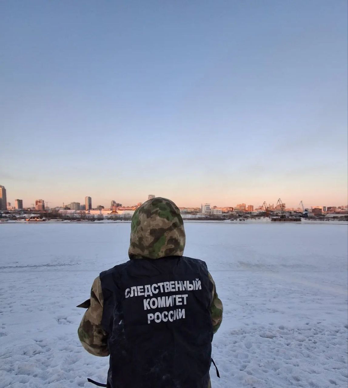 Следователи следственного управления СК России по Новосибирской области устанавливают обстоятельства падения ребенка в воду в городе Новосибирске