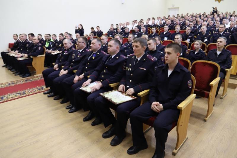 В Центре профессиональной подготовки ГУ МВД России по Новосибирской области состоялось торжественное мероприятие, посвященное Дню Защитника Отечества В Центре профессиональной подготовки ГУ МВД России по Новосибирской области состоялось торжественное мероприятие, посвященное Дню Защитника Отечества