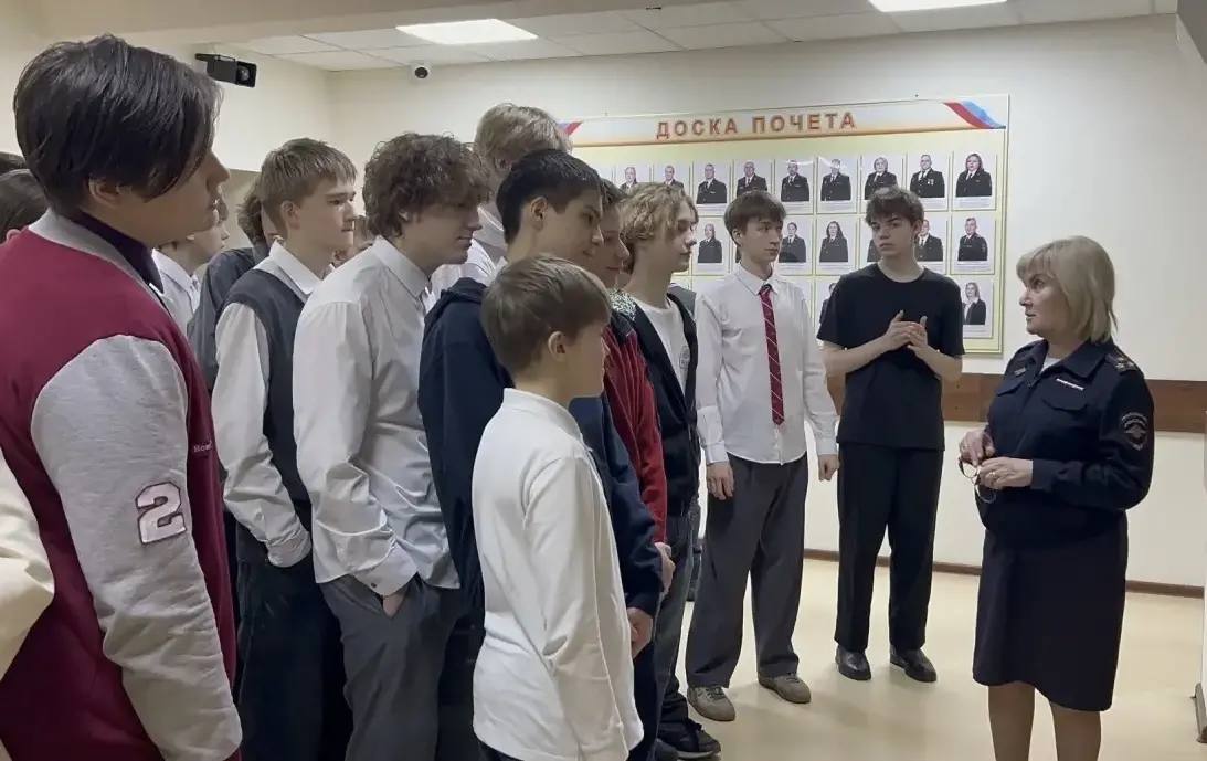 Шаг в профессию: новосибирские школьники познакомились со службой в органах внутренних дел Шаг в профессию: новосибирские школьники познакомились со службой в органах внутренних дел