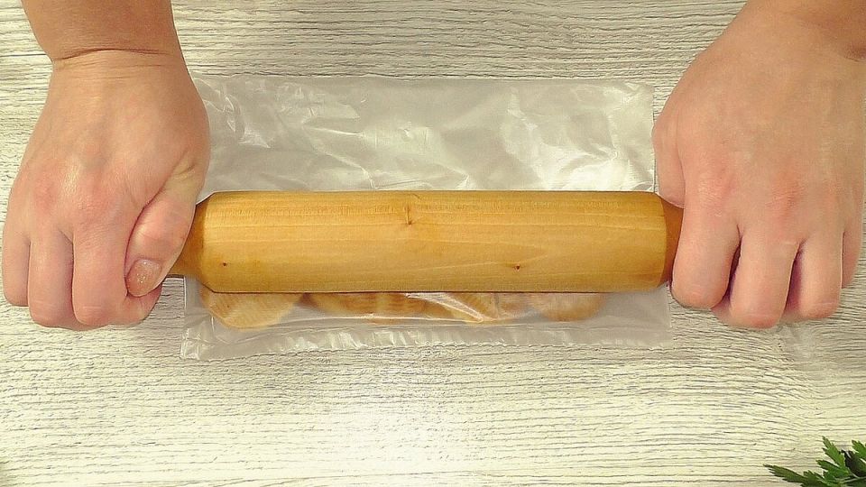 Летний десерт без выпечки: творожный рулет с бананом