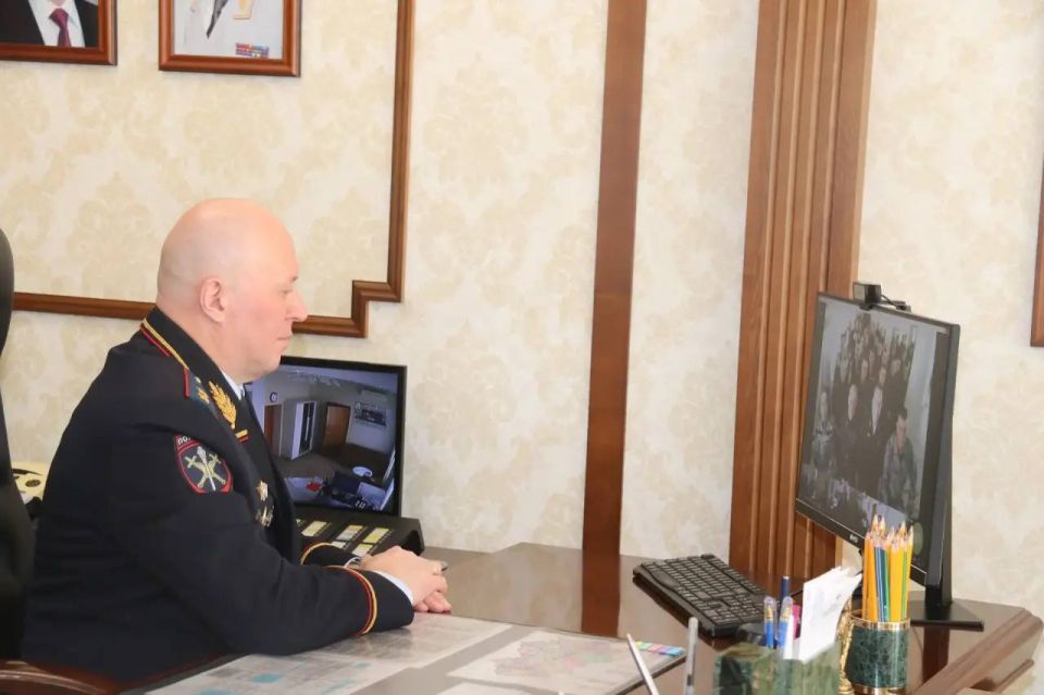 Руководители ГУ МВД России по Новосибирской области поздравили сотрудников полиции, несущих службу в особых условиях, с Днём защитника Отечества