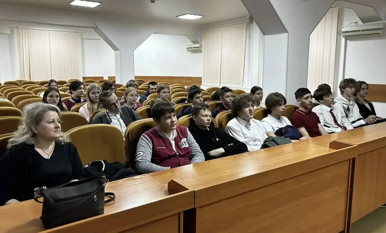 Шаг в профессию: новосибирские школьники познакомились со службой в органах внутренних дел Шаг в профессию: новосибирские школьники познакомились со службой в органах внутренних дел