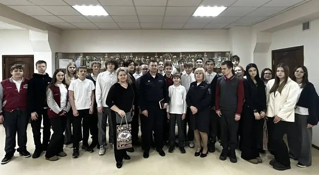 Шаг в профессию: новосибирские школьники познакомились со службой в органах внутренних дел Шаг в профессию: новосибирские школьники познакомились со службой в органах внутренних дел