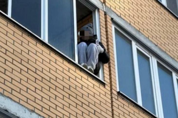 Жительница Новосибирска пряталась от невидимых врагов в окне