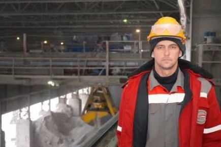 Творческий подход к металлу: слесарь-ремонтник из Искитима находит вдохновение в заводских буднях