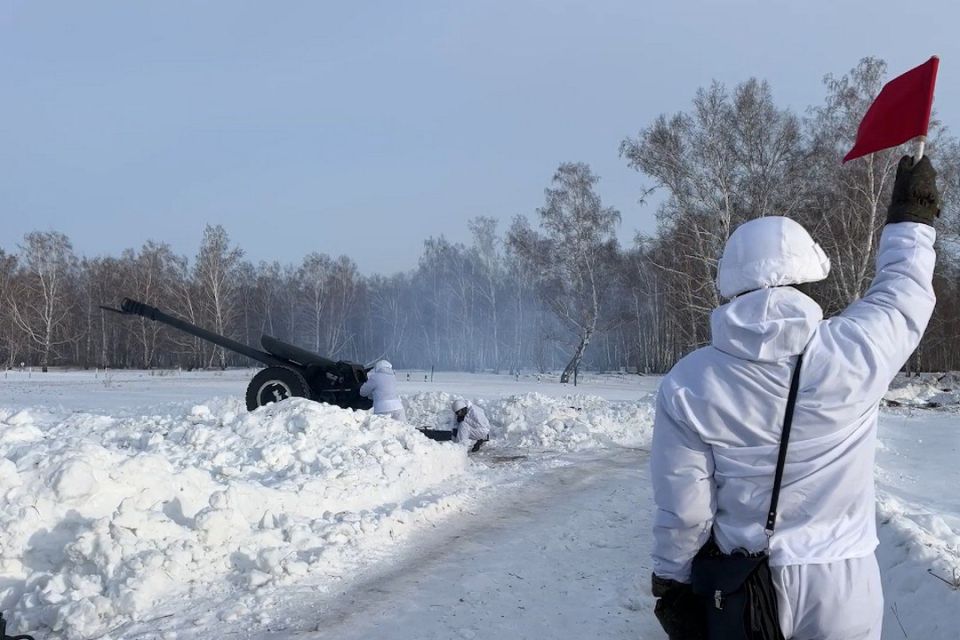 Военнослужащие отрепетировали салют к 23 февраля в Новосибирске