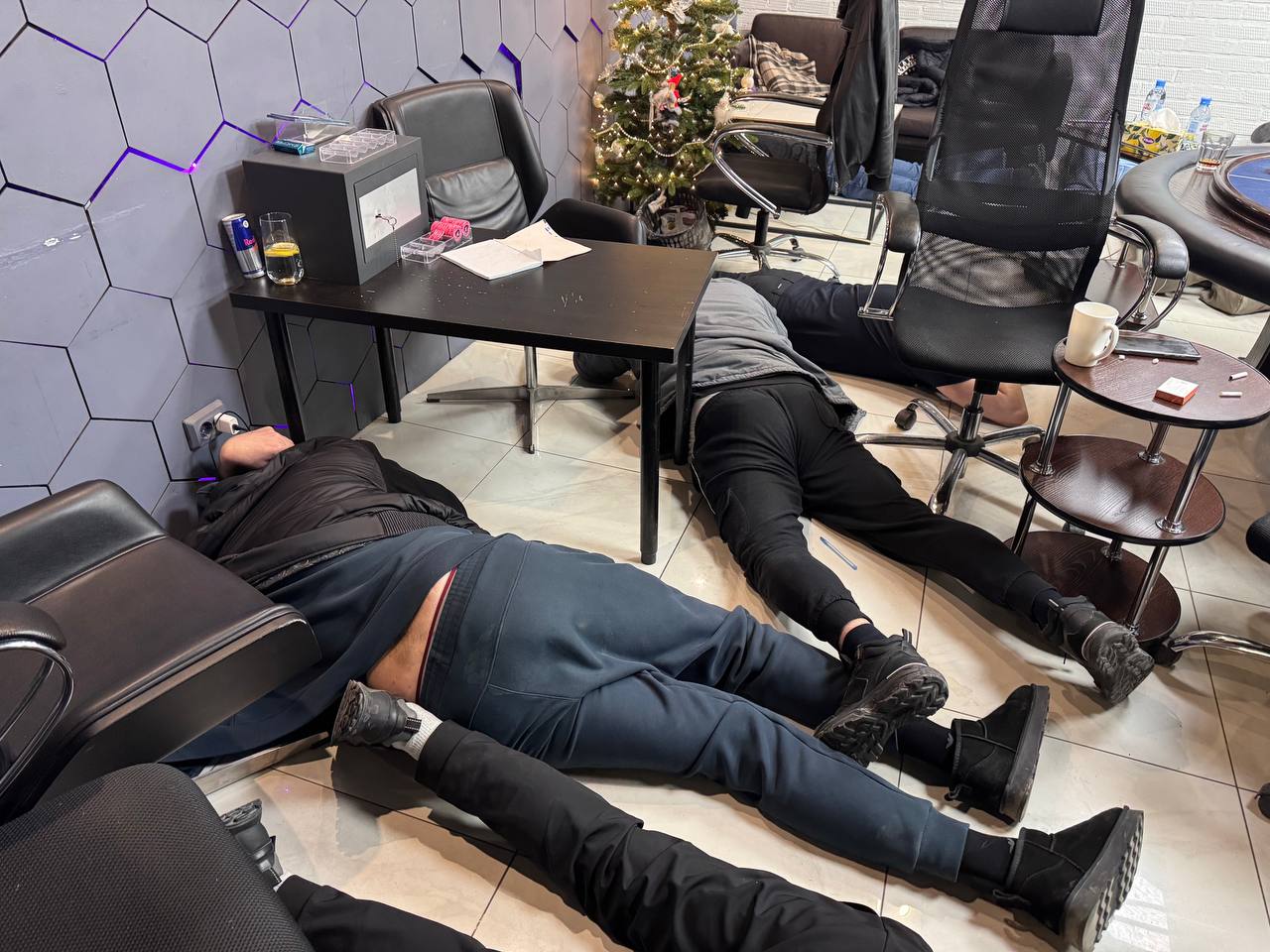 За подпольный бизнес - покер ОМОН, наручники и шокер… Не будет в Сибе казино, Предупреждали мы давно! За подпольный бизнес - покер ОМОН, наручники и шокер… Не будет в Сибе казино, Предупреждали мы давно!