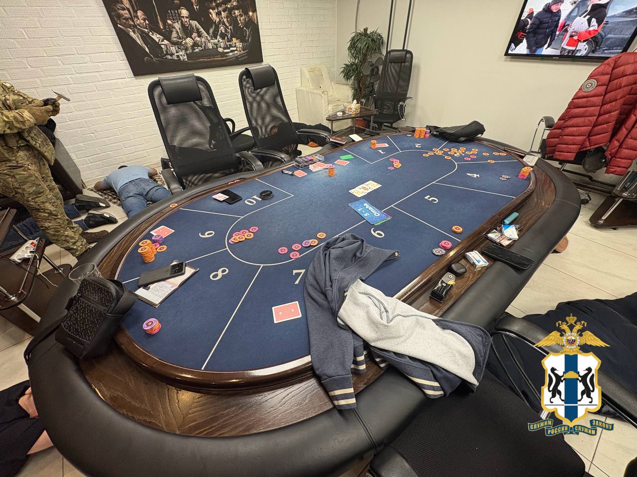 Покерный клуб накрыла полиция на ул. Депутатской в Новосибирске Покерный клуб накрыла полиция на ул. Депутатской в Новосибирске