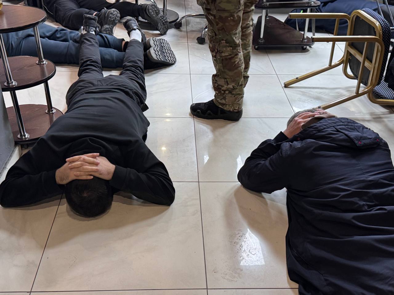 За подпольный бизнес - покер ОМОН, наручники и шокер… Не будет в Сибе казино, Предупреждали мы давно! За подпольный бизнес - покер ОМОН, наручники и шокер… Не будет в Сибе казино, Предупреждали мы давно!