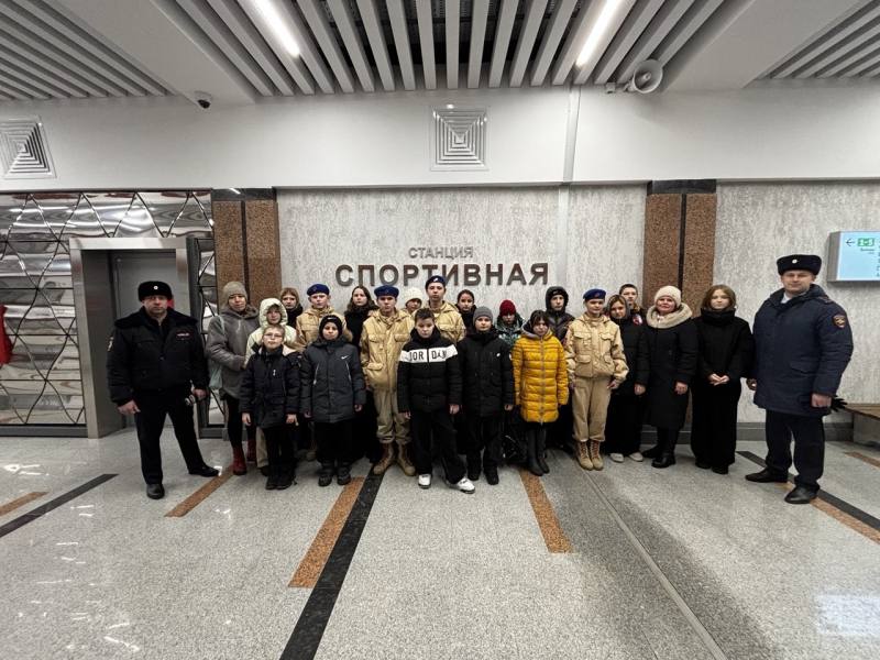 В Новосибирске сотрудники полиции на метрополитене приняли участие в акции «Неделя мужества» В Новосибирске сотрудники полиции на метрополитене приняли участие в акции «Неделя мужества»