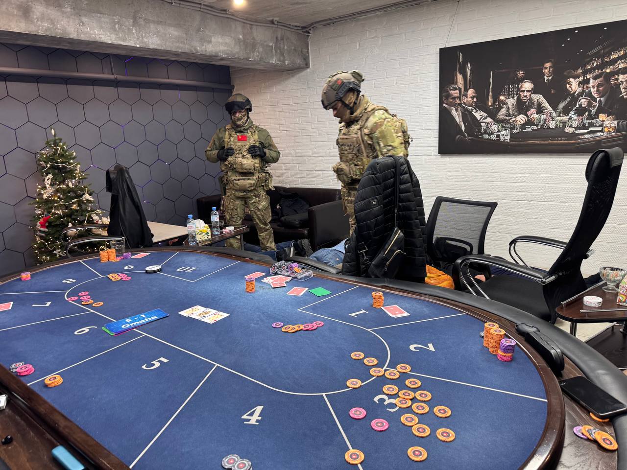 За подпольный бизнес - покер ОМОН, наручники и шокер… Не будет в Сибе казино, Предупреждали мы давно! За подпольный бизнес - покер ОМОН, наручники и шокер… Не будет в Сибе казино, Предупреждали мы давно!