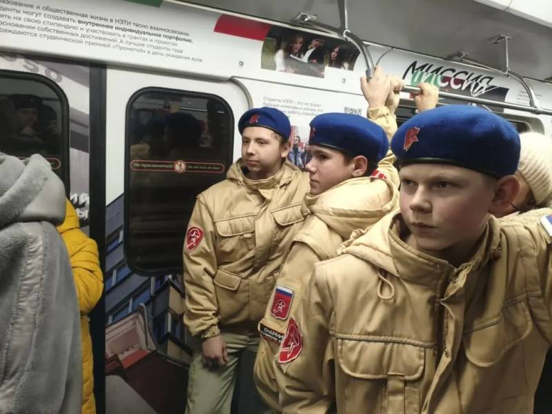 В Новосибирске сотрудники полиции на метрополитене приняли участие в акции «Неделя мужества» В Новосибирске сотрудники полиции на метрополитене приняли участие в акции «Неделя мужества»