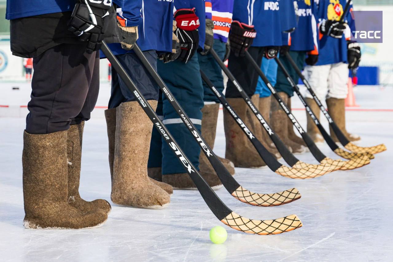 Впервые за пять лет в Новосибирске состоялся турнир по хоккею на валенках Впервые за пять лет в Новосибирске состоялся турнир по хоккею на валенках