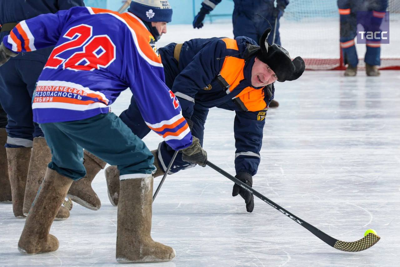 Впервые за пять лет в Новосибирске состоялся турнир по хоккею на валенках Впервые за пять лет в Новосибирске состоялся турнир по хоккею на валенках