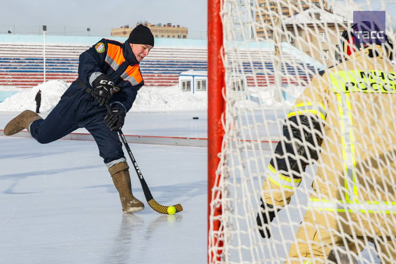 Впервые за пять лет в Новосибирске состоялся турнир по хоккею на валенках Впервые за пять лет в Новосибирске состоялся турнир по хоккею на валенках