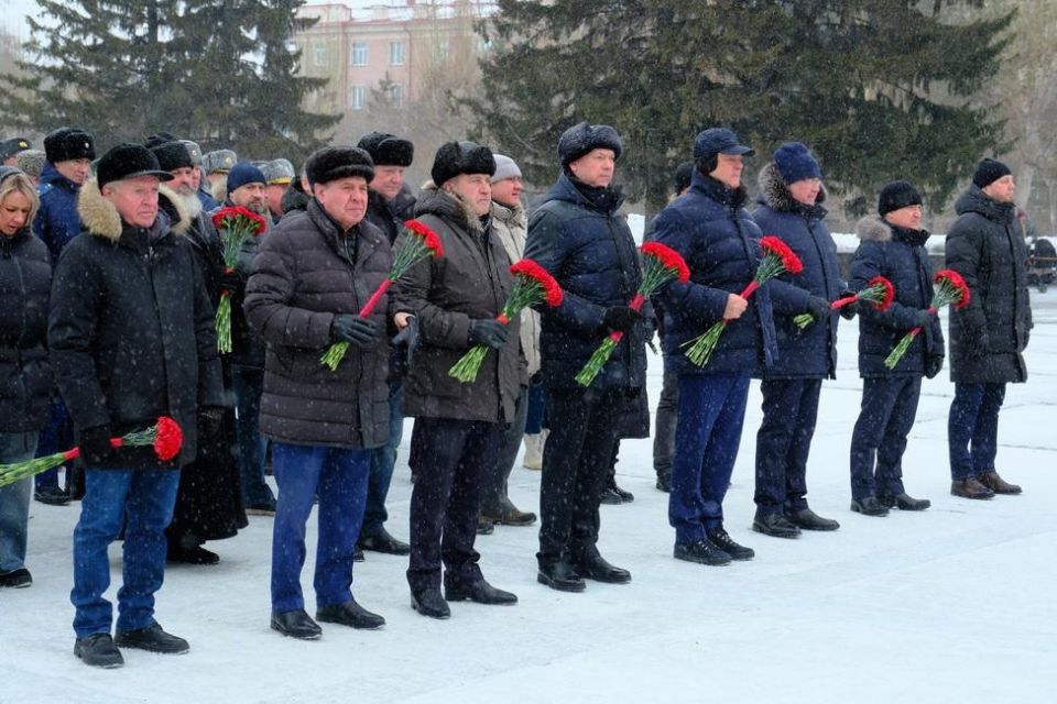 Сегодня Председатель Законодательного Собрания Новосибирской области Андрей Шимкив вместе с жителями и гостями Новосибирска возложил цветы к Вечному Огню