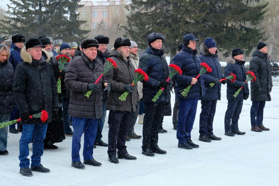 Сегодня Председатель Законодательного Собрания Новосибирской области Андрей Шимкив вместе с жителями и гостями Новосибирска возложил цветы к Вечному Огню