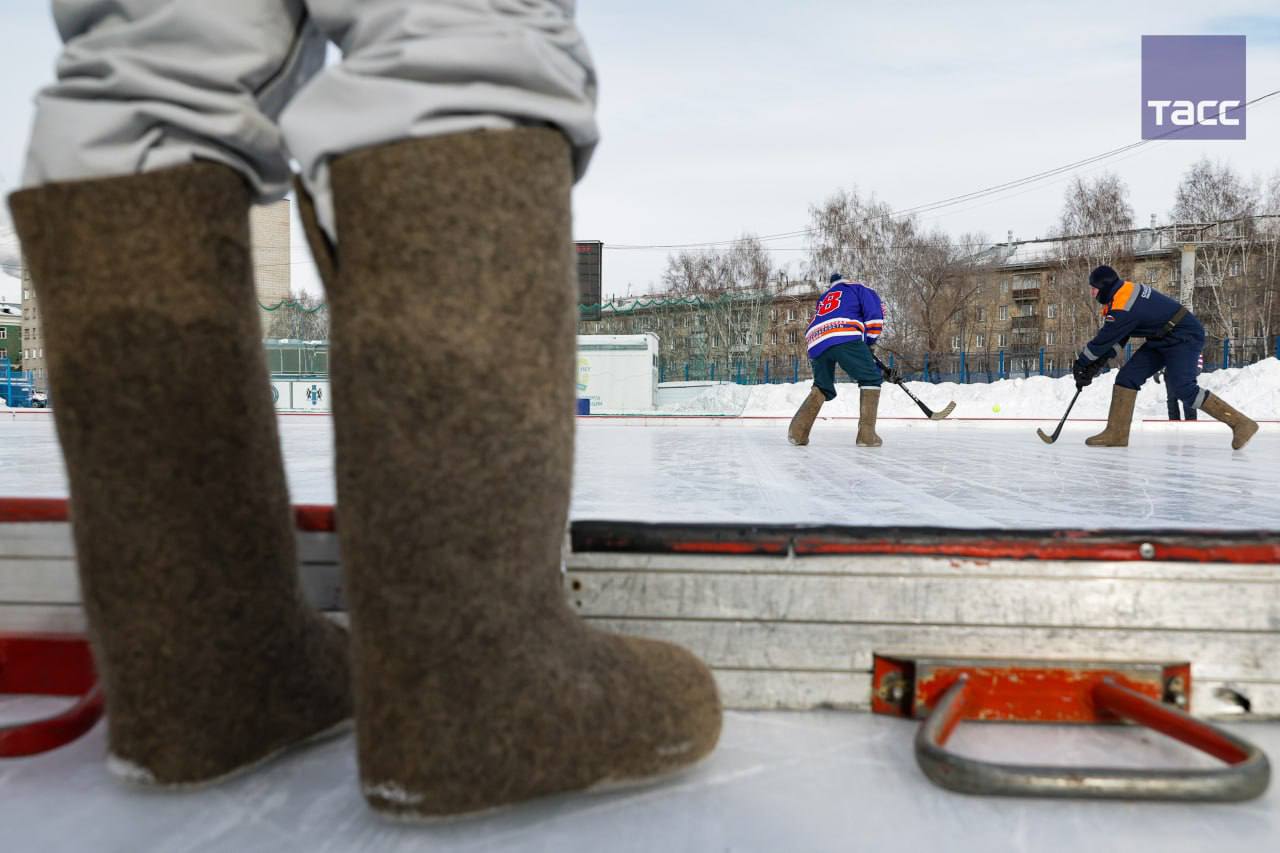 Впервые за пять лет в Новосибирске состоялся турнир по хоккею на валенках Впервые за пять лет в Новосибирске состоялся турнир по хоккею на валенках