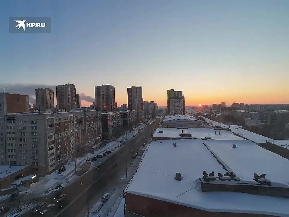 Природа в этот первый день короткой рабочей недели подарила красивый закат