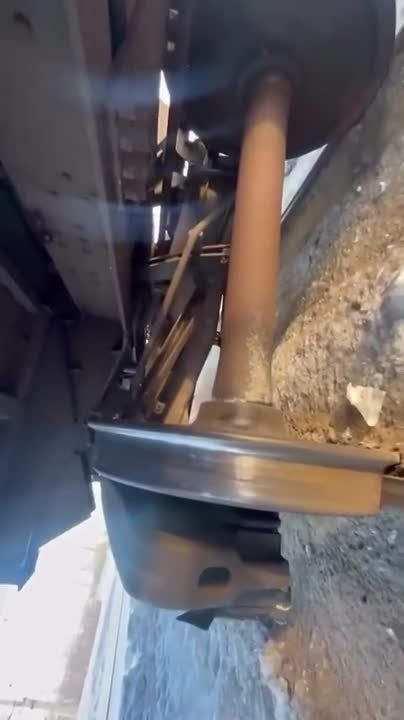 Грузовой состав прошел 70 километров на сломанном колесе