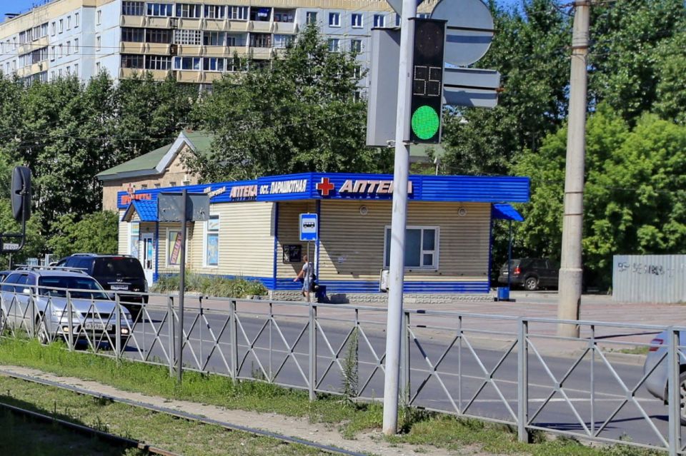 Большой павильон на углу Титова и Связистов постановили демонтировать