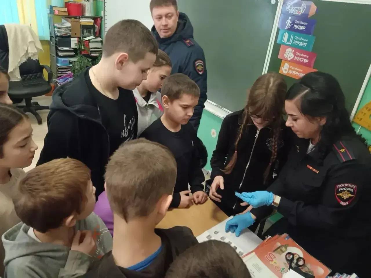 Сотрудники полиции провели для школьников Мошковского района «Единый день профилактики» Сотрудники полиции провели для школьников Мошковского района «Единый день профилактики»