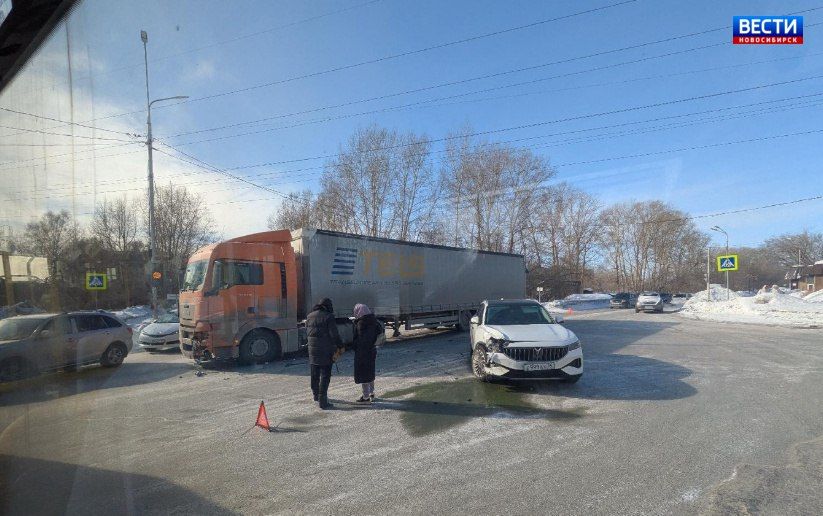 Не поделили дорогу. На перекрёстке улиц Приморской и Софийской в Новосибирске произошло ДТП: врезались грузовик MAN и кроссовер Voyah