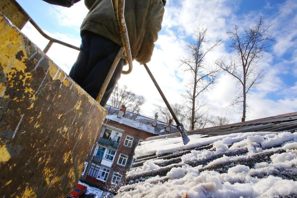 Мэр Кудрявцев поручил расчистить крыши школ и детсадов в Новосибирске