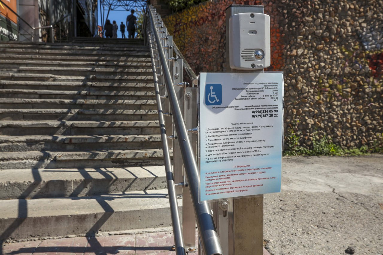 Подъёмными платформами оснастят пешеходный мост на Красном проспекте