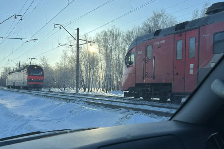 Поезд «Барабинск – Новосибирск» встал в глухом поле из-за поломки