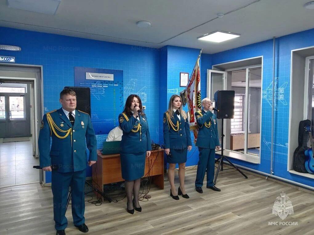 Воспитанники центра «Ориентир» познакомились с профессией спасателя на встрече с артистами ансамбля Главного управления МЧС России по Новосибирской области Воспитанники центра «Ориентир» познакомились с профессией спасателя на встрече с артистами ансамбля Главного управления МЧС России по Новосибирской области