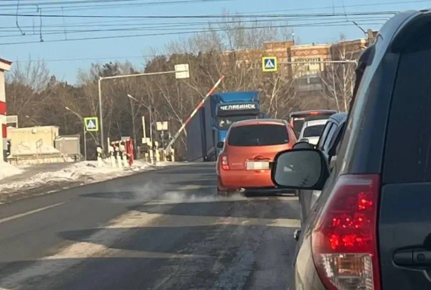 На Матвеевке фура едва не встретилась с поездом