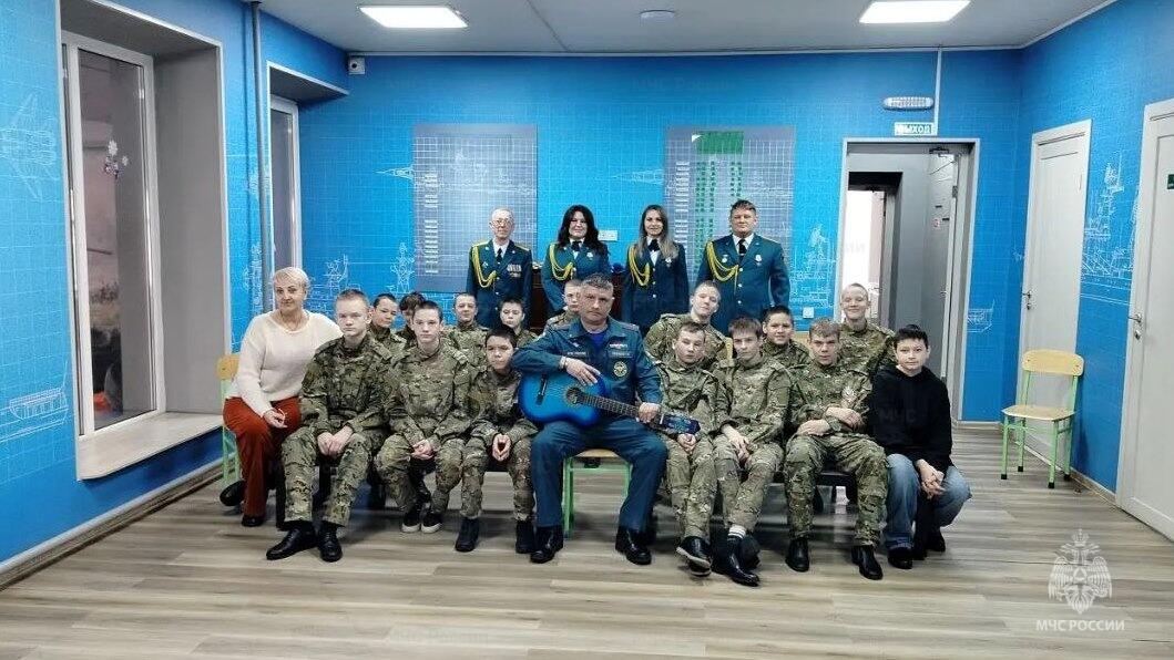 Воспитанники центра «Ориентир» познакомились с профессией спасателя на встрече с артистами ансамбля Главного управления МЧС России по Новосибирской области