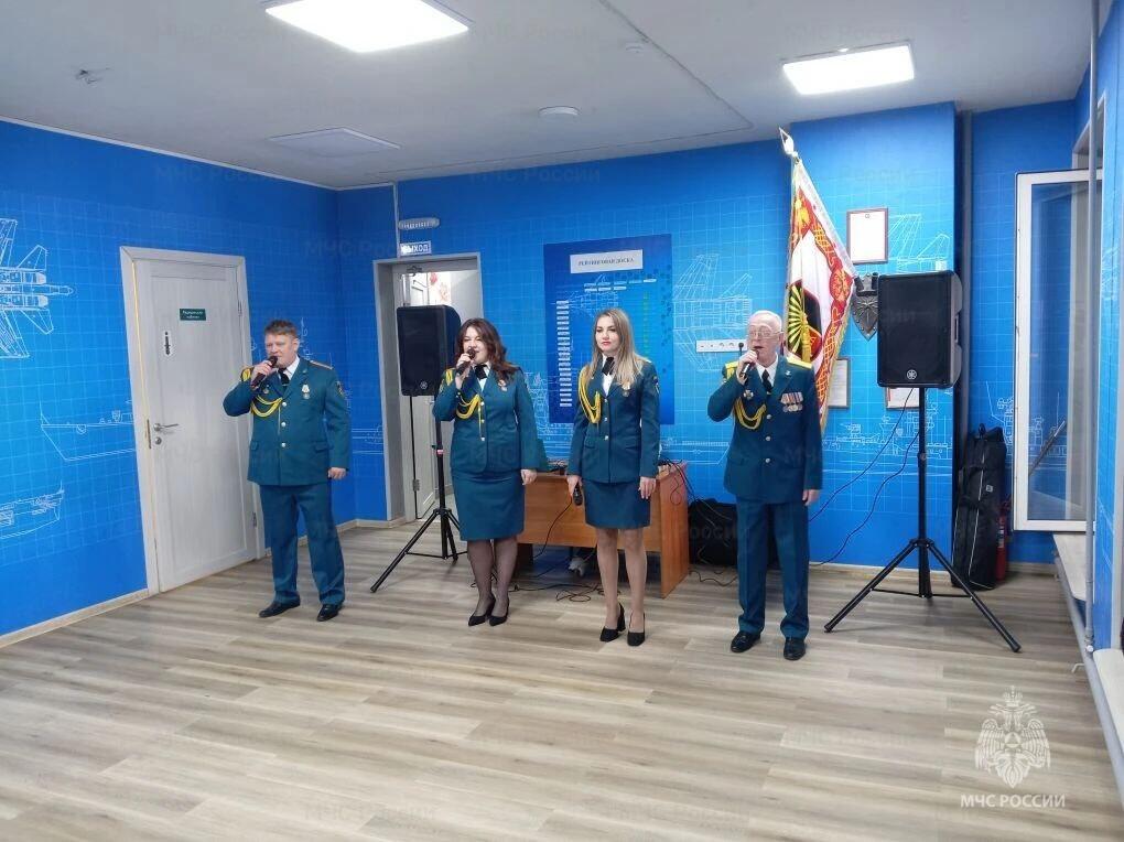 Воспитанники центра «Ориентир» познакомились с профессией спасателя на встрече с артистами ансамбля Главного управления МЧС России по Новосибирской области Воспитанники центра «Ориентир» познакомились с профессией спасателя на встрече с артистами ансамбля Главного управления МЧС России по Новосибирской области