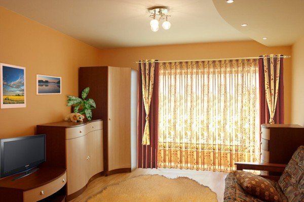 Как выбрать шторы для комнаты с низким потолком