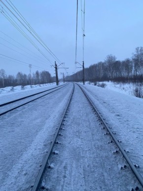 Попал под грузовой поезд и выжил