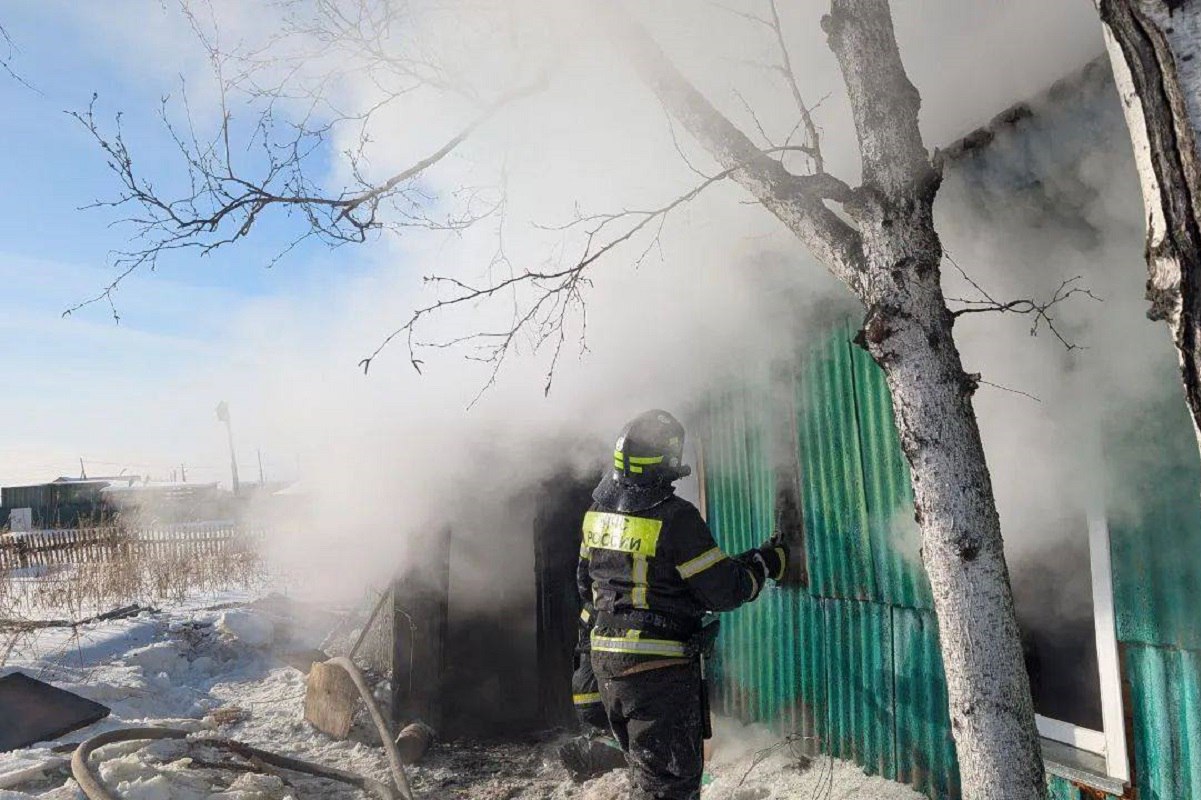 Двое мужчин и женщина погибли при пожаре в частном доме под Новосибирском