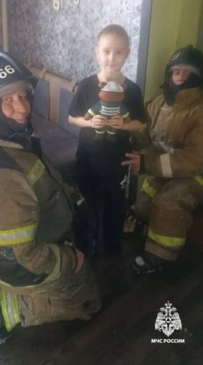 В Ордынском районе пожарные ликвидировали пожар и подарили Мишку-спасателя спасенным детям