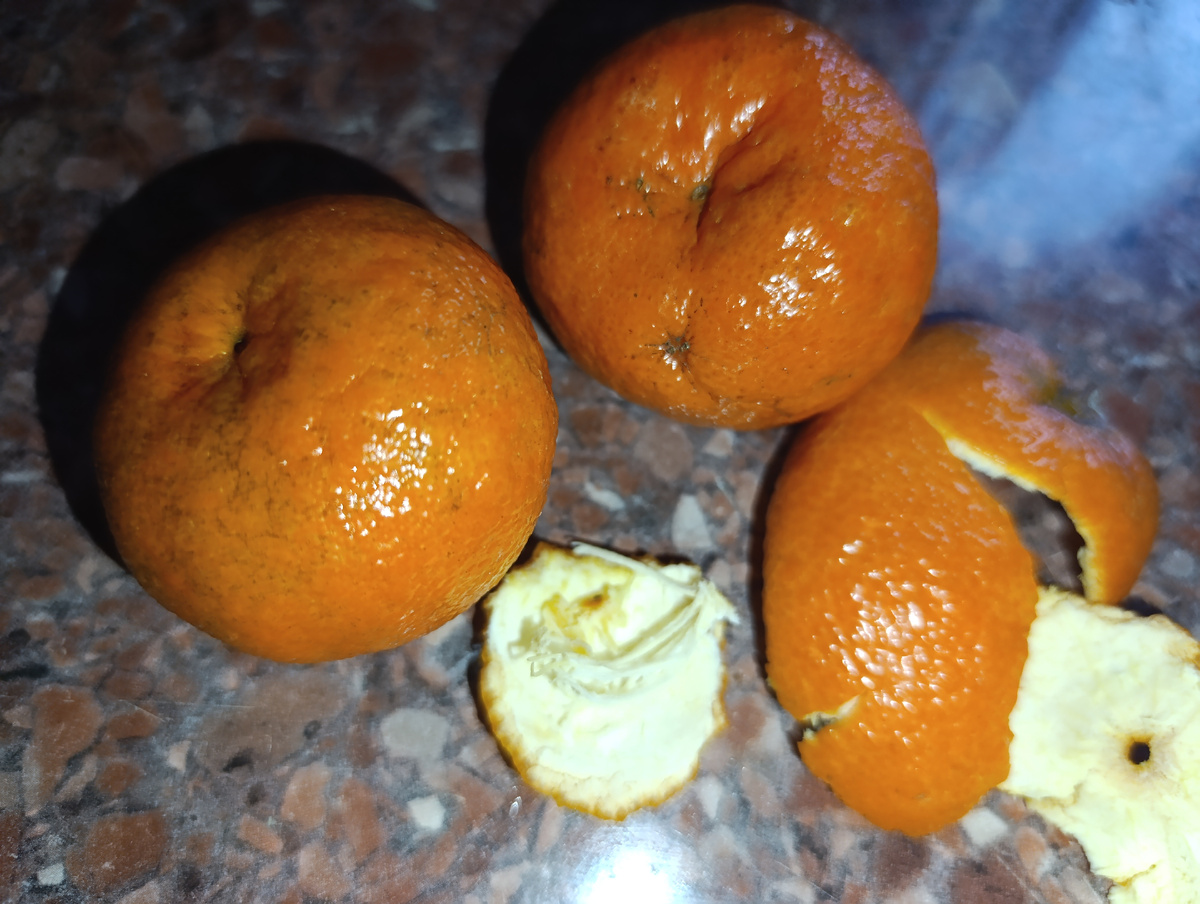 Преобразуем корки от мандаринов в полезные помощники для дома