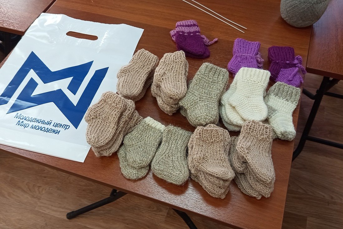 Крошечные носочки для недоношенных малышей вяжут волонтёры Академгородка Крошечные носочки для недоношенных малышей вяжут волонтёры Академгородка