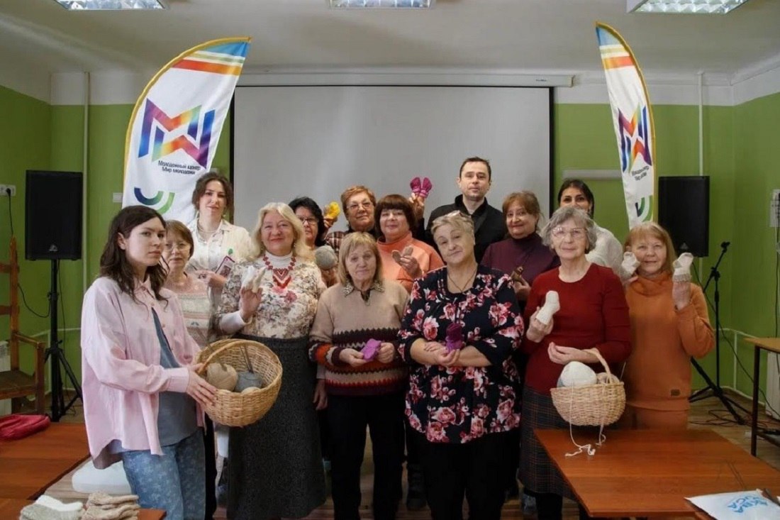 Крошечные носочки для недоношенных малышей вяжут волонтёры Академгородка